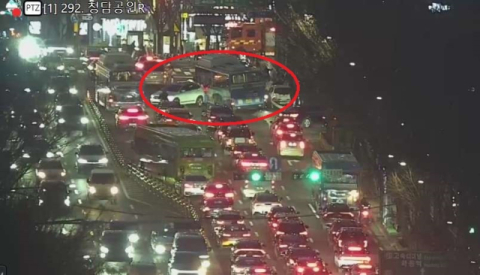 서울 강남구청역 인근 10중 추돌사고…경찰 