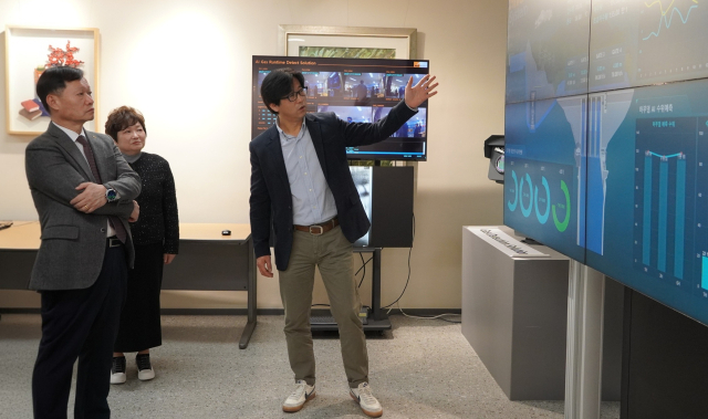 이정복 한국서부발전 사장은 19일 한국여성벤처협회 회원사인 ㈜하이브시스템(대표 박정실) 본사를 방문했다. 하이브시스템 관계자가 이정복 사장(왼쪽)에게 보유 기술을 설명하는 모습. 서부발전 제공