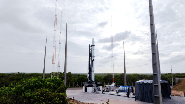 20일 오전 9시 30분 민간 우주발사체 기업 이노스페이스의 첫 상업 우주발사체 '한빛-나노'가 기립을 완료하고 추진제 충전을 시작하고 있다. 연합뉴스