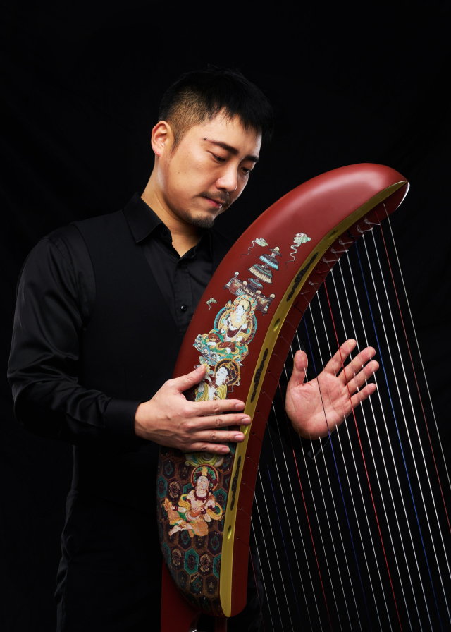 최경철 부산동래국악단 예술감독이 고대 현악기 '공후'를 연주하고 있다. 최경철 제공