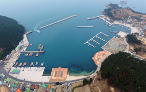 거제시가 국비 등 155억 원을 투입해 해상기반시설 시공을 끝낸 근포마리나 조성사업 현장. 108m 부방파제와 64선식 요트 계류장, 그리고 배후 시설에 들어설 9487㎡ 매립 부지가 조성됐다. 거제시 제공