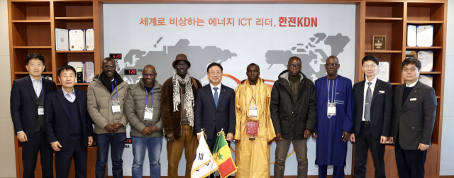 한전KDN을 비롯한 나주 혁신도시 에너지 관계자들과 세네갈 정부 방문단 단체 사진. 한전KDN 제공