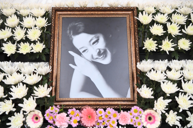 배우 윤석화의 빈소가 19일 서울 서대문구 신촌세브란스병원 장례식장에 마련됐다. 연합뉴스