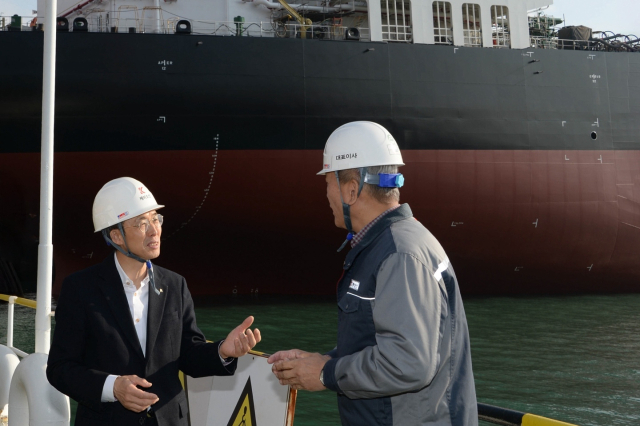 19일 경남 창원에 위치한 케이조선을 찾은 황기연 한국수출입은행장(왼쪽)이 김찬 케이조선 대표와 대화 중이다. 수은 제공.