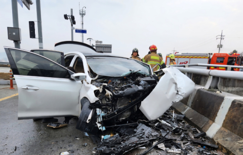 거창서 승용차 가드레일 충돌…3명 심정지·1명 중상