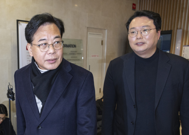 국민의힘 송언석(왼쪽) 원내대표와 개혁신당 천하람 원내대표가 21일 서울 여의도의 한 음식점에서 통일교 특검법 공동 발의 관련 오찬 회동을 마친 뒤 특검 관련 양당이 협의한 내용을 취재진에 설명한 뒤 이동하고 있다. 연합뉴스