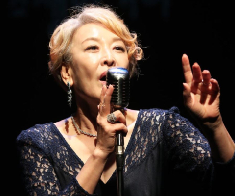 지난 19일 세상을 떠난 윤석화 씨가 지난 2019년 서울 대학로 ‘정미소’에서 열린 연극 ‘딸에게 보내는 편지’ 제작발표회에서 노래 시연을 하고 있다. 연합뉴스