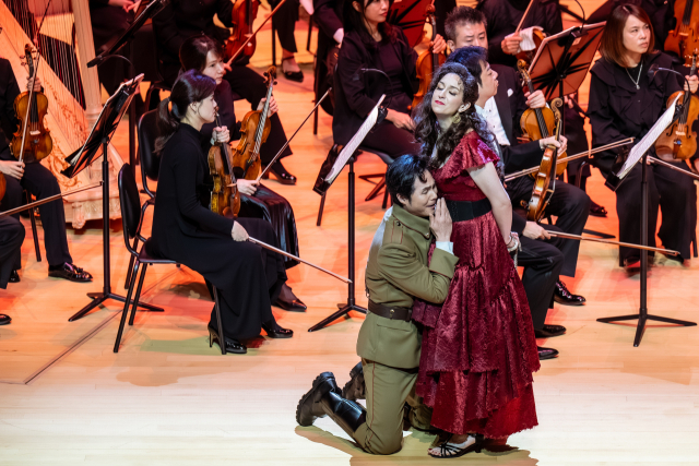 부산콘서트홀이 지난 19~20일 선보인 콘서트 오페라 ‘카르멘’ 공연 모습. 카르멘 역의 메조소프라노 미셸 로지에(오른쪽)와 돈 호세 역의 테너 이용훈이 열연을 펼치고 있다. 클래식부산 제공