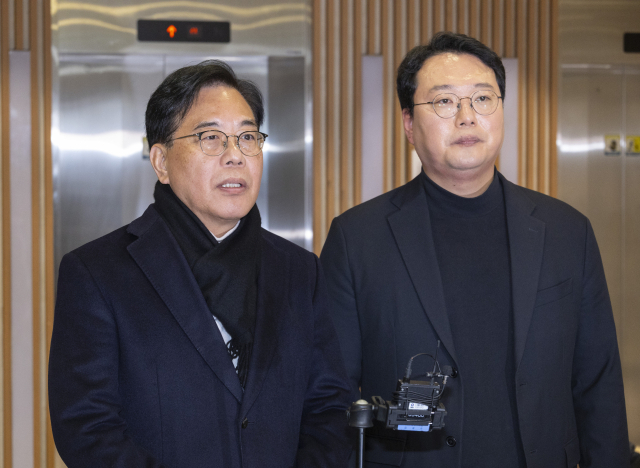 국민의힘 송언석(왼쪽) 원내대표와 개혁신당 천하람 원내대표가 21일 서울 여의도의 한 음식점에서 통일교 특검법 공동 발의 관련 오찬 회동을 마친 뒤 양당이 협의한 내용을 설명하고 있다. 연합뉴스