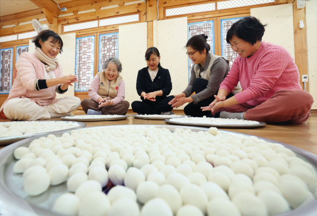 동지(冬至)를 하루 앞둔 21일 경남 함양군 함양읍 보림사에서 신도들이 동지 팥죽에 들어갈 새알을 정성스레 빚고 있다. 동지 팥죽에는 찹쌀을 동그랗게 빚은 새알을 나이 수만큼 넣어 먹는데 이 때문에 동지를 지나야 한 살 더 먹는다는 말이 있다. 함양군 제공
