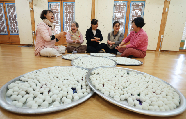 동지(冬至)를 하루 앞둔 21일 경남 함양군 함양읍 보림사에서 신도들이 동지 팥죽에 들어갈 새알을 정성스레 빚고 있다. 동지 팥죽에는 찹쌀을 동그랗게 빚은 새알을 나이 수만큼 넣어 먹는데 이 때문에 동지를 지나야 한 살 더 먹는다는 말이 있다. 함양군 제공