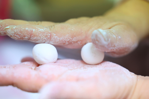 [포토 뉴스] “동글동글 동지 팥죽 새알 만들어요”