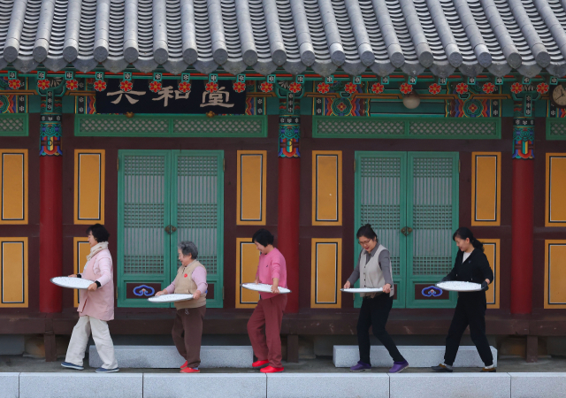 동지(冬至)를 하루 앞둔 21일 경남 함양군 함양읍 보림사에서 신도들이 동지 팥죽에 들어갈 새알을 정성스레 빚고 있다. 동지 팥죽에는 찹쌀을 동그랗게 빚은 새알을 나이 수만큼 넣어 먹는데 이 때문에 동지를 지나야 한 살 더 먹는다는 말이 있다. 함양군 제공