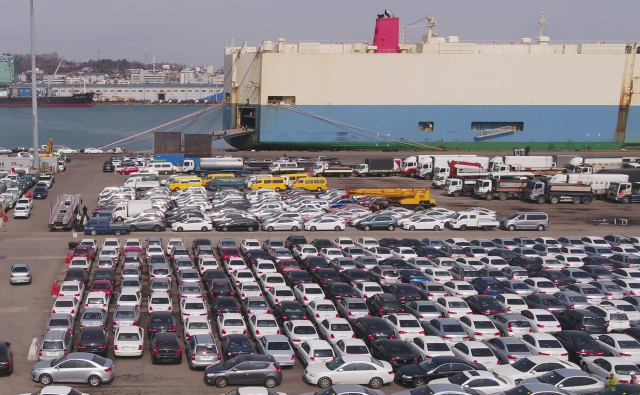 인천항에서 중고차를 선적중인 모습. 인천항만공사 제공