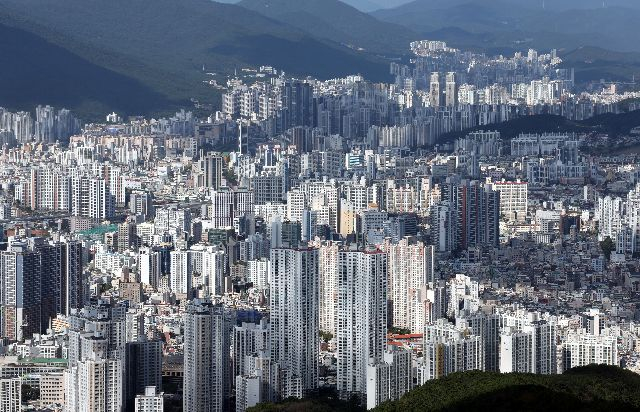 부산 황령산 전망대에서 바라본 부산 연제구와 동래구 일대. 정종회 기자 jjh@ 2024.10.10 부산일보DB