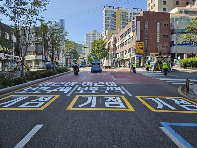 부산 서구 토성초등학교 부근 어린이 보호구역 노면에 보호구역 기점이 표시돼 있다. 부산일보DB