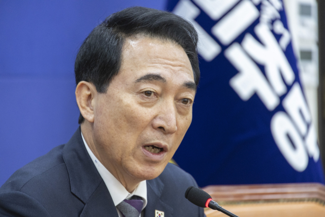 더불어민주당 박수현 수석대변인이 21일 국회에서 가진 기자간담회에서 정치권 현안관련 발언하고 있다. 연합뉴스