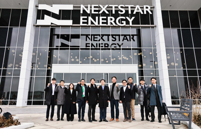 여한구 산업통상부 통상교섭본부장이 지난 19일(현지시간) 캐캐나다 LG에너지솔루션 배터리 공장을 방문해 참석자들과 기념 촬영하고 있다. 산업부 제공