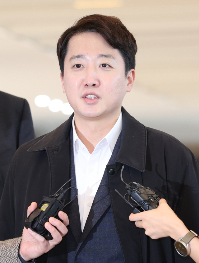 개혁신당 이준석 대표가 21일 윤석열 전 대통령의 공천개입 의혹과 관련한 조사를 받기 위해 서울 종로구 KT 광화문빌딩 웨스트에 마련된 민중기 특별검사팀에 피의자 신분으로 출석하며 취재진의 질문에 답하고 있다. 연합뉴스