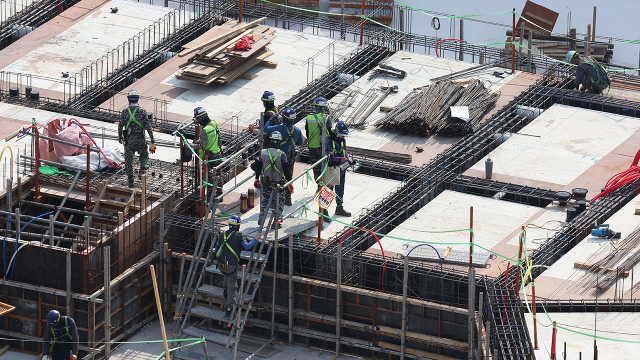 리츠(REITs·부동산투자회사)가 부동산 투자 외에 개발·운영까지 할 수 있도록 정부가 규제를 완화해주는 '프로젝트 리츠'의 첫 사례가 나왔다. 사진은 서울 성북구 한 아파트 건설 현장의 모습. 연합뉴스