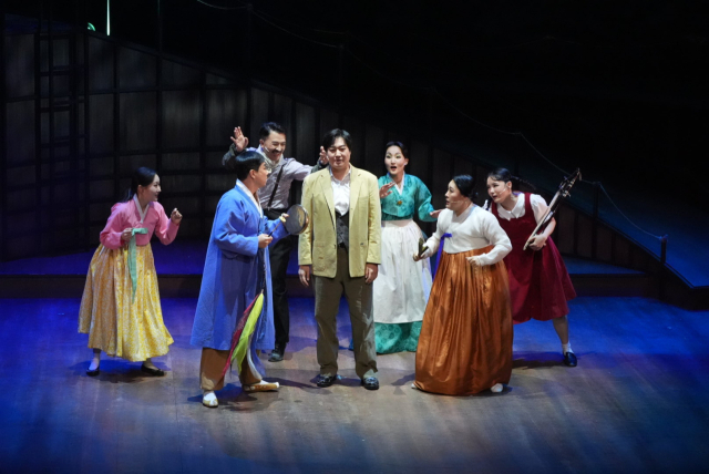 6년 만인 지난 19~21일 국립부산국악원 예지당 무대에 오른 국악극 ‘대청여관Ⅱ’도 5회 공연 전석 매진 기록을 썼다. 사진은 A팀(정가·경기민요 조합) 공연 중 1장 여관에 도착한 국악인을 그린 장면. 국립부산국악원 제공