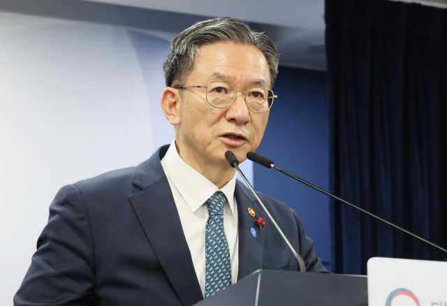 정성호 법무부 장관이 19일 서울 종로구 정부서울청사에서 업무보고 사후 브리핑을 하고 있다. 연합뉴스