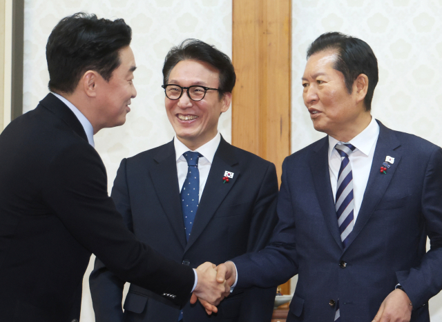김민석 국무총리가 21일 서울 종로구 삼청동 총리공관에서 열린 고위당정협의회에서 회의 전 더불어민주당 정청래 대표, 강훈식 대통령 비서실장과 담소하고 있다. 연합뉴스