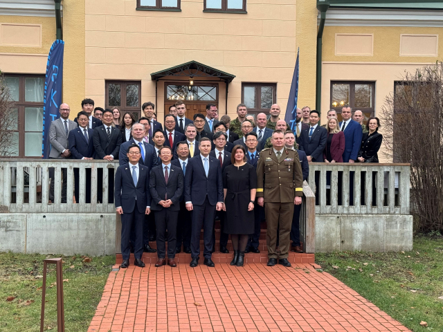 21일(현지시간) 에스토니아 탈린 전쟁박물관에서 열린 ‘천무 다연장로켓 시스템’ 정부간(G2G) 수출계약 체결식에서 양국 주요 참석자들이 기념촬영을 하고 있다. 코트라(KOTRA) 제공