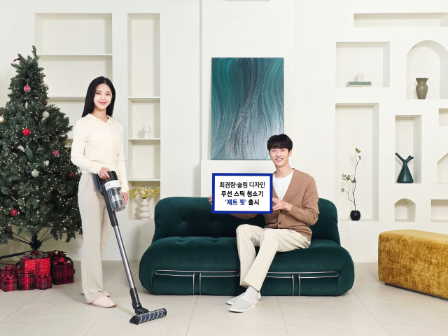 삼성전자 모델들이 경량∙슬림 디자인의 무선 스틱 청소기 ‘제트 핏’을 소개하고 있다.삼성전자 제공