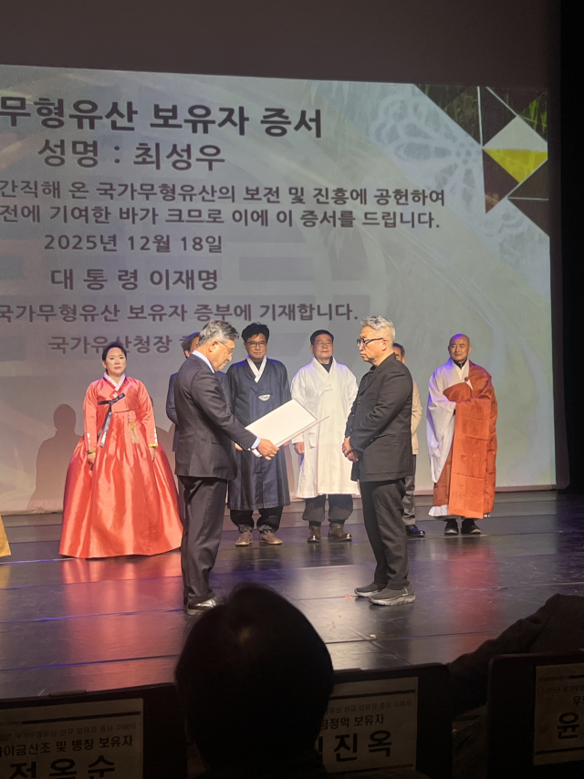 최성우 한국궁중꽃박물관장이 지난 18일 허민 국가유산청장으로부터 궁중채화 2대 보유자 지정 증서를 받고 있다. 한국궁중꽃박물관 제공