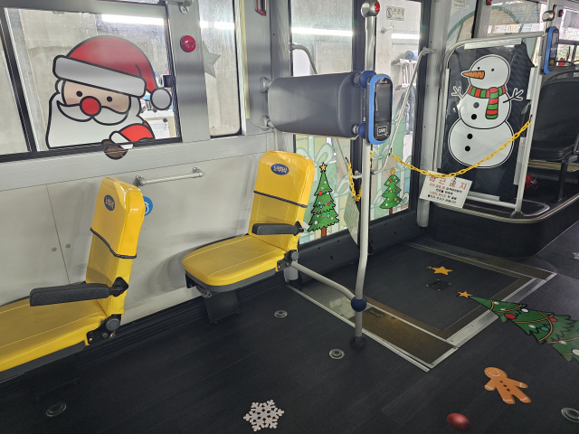 안전성을 보완해 22일 운영을 재개한 ‘산타 랩핑버스’. 부산시버스운송사업조합 제공