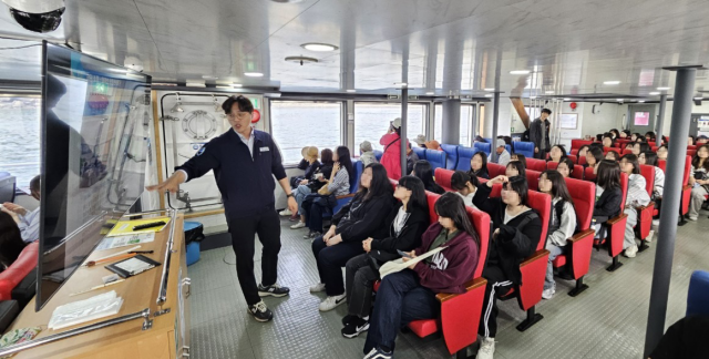 한국해양교통안전공단(KOSMA)이 ‘여객선 안심여행 서비스’에 참여한 고등학교 수학여행객을 대상으로 선상 여객선 안전교육을 제공하는 모습. KOMSA 제공