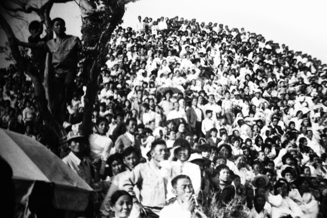 개천예술제 경연을 관람하는 사람들. 진주시 제공