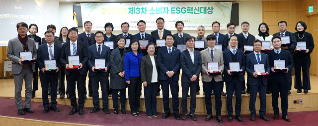 ‘제3회 소비자ESG혁신대상’ 수상기관 단체 사진(앞줄 오른쪽 세 번째 홍의덕 한전KDN 상생협력부장). 한전KDN 제공