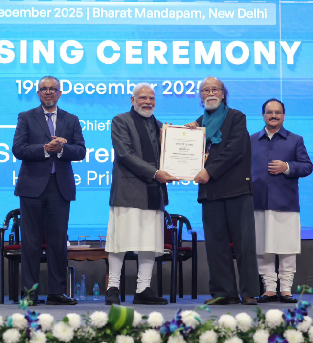 서울사이버대학교 이거룡 석좌교수가 지난 20일 인도 뉴델리 프라가티 마이단에서 열린 제2회 WHO 글로벌 전통 의학 서밋에서 인도 정부가 수여하는 최고 권위의 요가 상인 ‘총리 요가상(Prime Minister’s Awards for Yoga)’ 국제 개인 부문을 수상했다. 이거룡 교수 제공