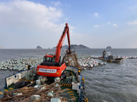 어촌어항공단, 해상 부유물 긴급수거 지원 완료…약 50t 수거