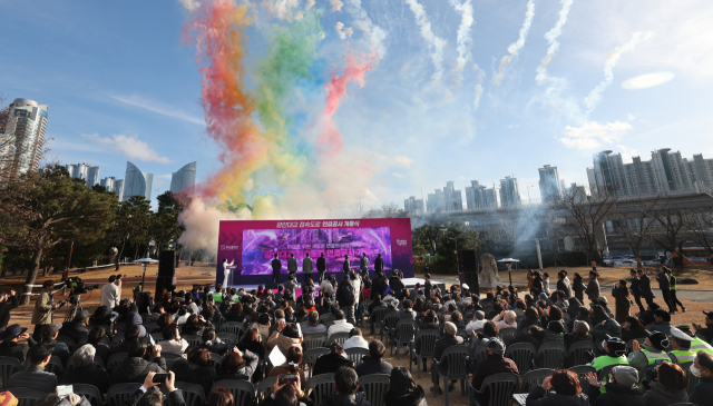 부산 해운대구 신시가지와 센텀시티를 연결하는 광안대교 접속도로 연결 준공식이 22일 오후 부산 해운대구 올림픽공원에서 열렸다. 이번 개통으로 해운대구 신시가지에서 원동 나들목까지 이동 시간이 10분가량 단축되고, 수영강변대로와 해운대로의 교통량을 분산해 센텀시티 일대 교통난이 해소될 것으로 기대된다. 이재찬 기자 chan@