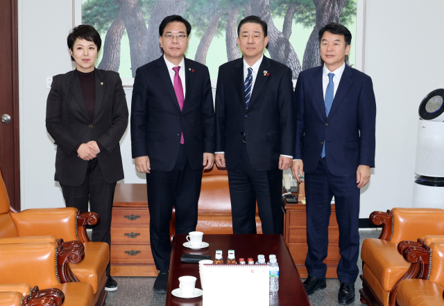 22일 국회 운영위원장실에서 더불어민주당 김병기 원내대표(오른쪽 두번째)와 국민의힘 송언석 원내대표(왼쪽 두번째)가 만나 기념 촬영을 하고 있다. 왼쪽부터 국민의힘 김은혜 원내정책수석부대표, 송 원내대표, 더불어민주당 김 원내대표, 문진석 원내운영수석부대표. 연합뉴스
