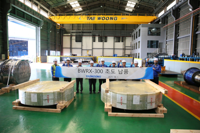 위에서부터 ‘2025 코마린’ 행사장에 마련된 한라 IMS부스, 기계 부품사인 나라오토시스, 태웅의 국내 최초 SMR 부품 수출 기념 행사. 각 사 제공