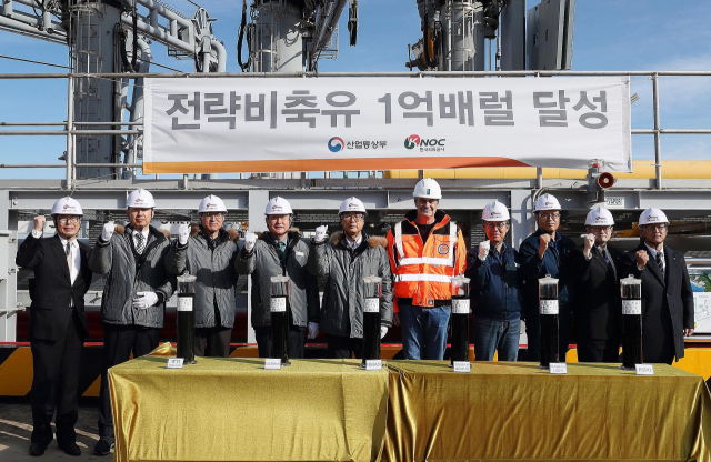 산업통상부 박한서 석유산업과장은 ‘정부 석유비축 1억 배럴 시대’를 맞아 22일 오후 경남 거제시에 위치한 한국석유공사 석유비축기지를 방문해 관계자로부터 운영현황 및 애로사항을 청취한 후 비축기지 현장을 둘러봤다. 산업부 제공