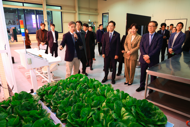 배경훈 부총리 겸 과학기술정보통신부 장관과 송미령 농림축산식품부 장관이 22일 충남 천안시 연암대학교에서 스마트팜 및 그린테크이노베이션센터에서 모듈형 유리온실 시설, 수직농장, 로봇 AI 접목 자동화 연구실, 인공광 기반 재배연구실 등을 둘러보고 있다. 농식품부 제공