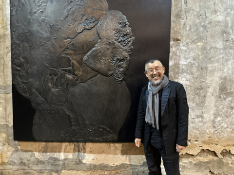 어둠에서 피어나는 생명, 마음의 무한을 그리다