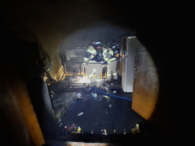 창원소방본부 소속 소방관들이 지난 22일 오후 9시 58분 경남 창원시 마산합포구 산호동 한 주택 난 불을 진압하고 현장을 수습하고 있다. 창원소방본부 제공