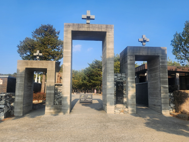 김대건 신부의 생가와 동상이 있는 설뫼성지 정문.