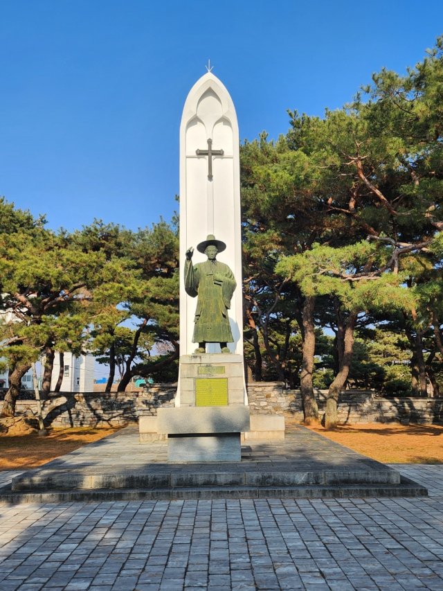 솔뫼성지 내 김대건 동상.