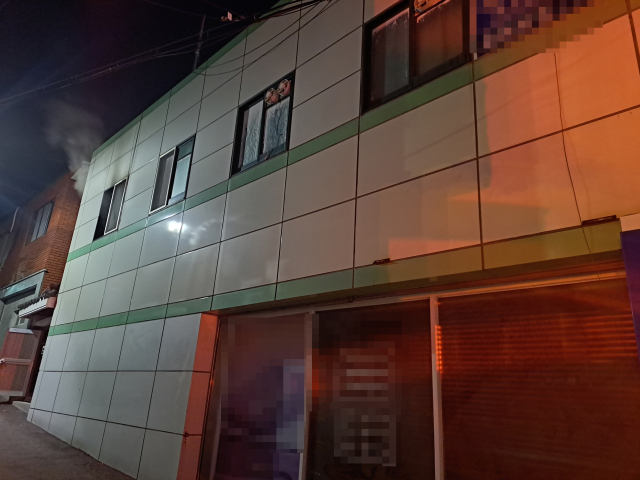 23일 새벽 부산 금정구 서동의 한 2층 상가에서 불이 났다. 부산소방재난본부 제공