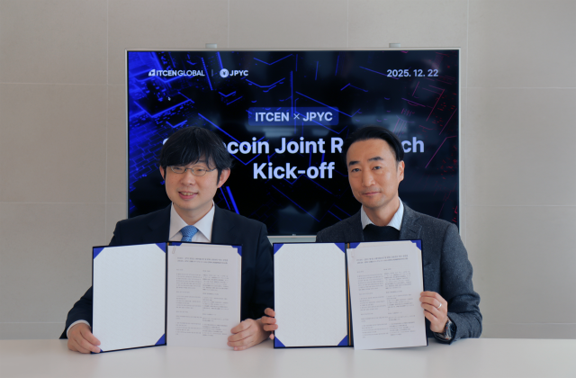 한국금거래소디지털에셋·크레더 이상윤 대표(오른쪽)와 JPYC 오카베 노리타카 대표가 공동 연구 추진을 위한 킥오프 행사 이후 기념 촬영을 하고 있다. 아이티센글로벌 제공