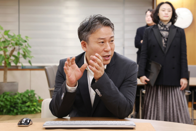 23일 부산시청에서 부산시 도심융합특구 총괄계획가 위촉장을 받은 조남준 난양공대 석좌교수. 부산시 제공