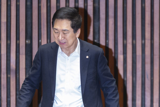 국민의힘 김기현 의원이 지난 22일 국회에서 열린 의원 총회에 입장하고 있다. 김 의원은 이날 김건희 특검에 명품 가방 전달 관련 피의자로 소환됐다. 연합뉴스