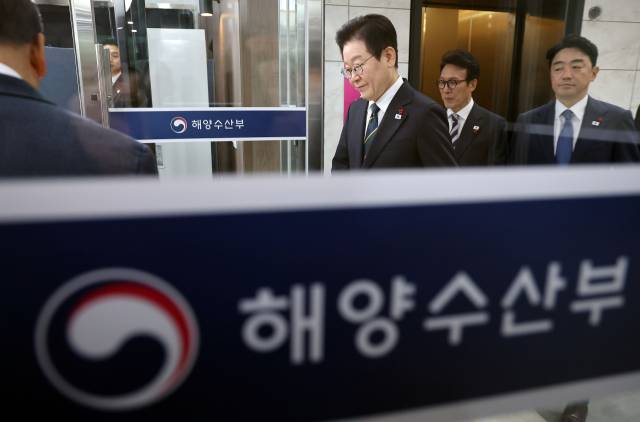 이재명 대통령이 지난 23일 부산 동구 해양수산부 청사에서 열린 해수부 업무보고에 입장하고 있는 모습. 연합뉴스